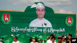 ၂၀၁၅ ခုႏွစ္ ႏို၀င္ဘာလက ျပဳလုပ္ေသာ ျပည္ေထာင္စု ၾကံ႕ခိုင္ေရးႏွင့္ ဖြံ႕ၿဖိဳးေရး ပါတီ၏ မဲဆြယ္ စည္းရံုးေရး လွဳပ္ရွားမႈ တစ္ခုကိုေတြ႕ရစဥ္။ ဓါတ္ပံု - (AP Photo/Khin Maung Win)