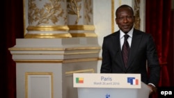 Le président Bénin Patrice Talon tient une conférence de presse conjointe avec le président français François Hollande (non visible) après leur rencontre à l'Elysée à Paris, France, 26 avril 2016. epa/ JEREMY LEMPIN