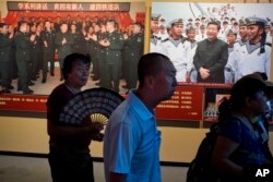 北京军事博物馆的中国解放军建军90周年展览中习近平视察部队的图片（2017年8月1日）。