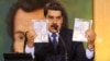Le président Nicolas Maduro montre des documents personnels d'ex-soldats américains arrêtés au Venezuela, lors d'une conférence de presse virtuelle à Caracas, le 6 mai 2020. (Photo via REUTERS)
