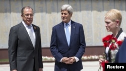 Ngoại trưởng MỹJohn Kerry và Ngoại trưởng Nga Sergei Lavrov tại Đài tưởng niệm Chiến tranh ở Sochi, ngày 12 tháng 5, 2015.