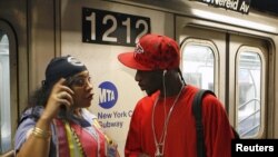 Seorang petugas kereta api bawah tanah New York (Subway) sedang memberikan petunjuk mengenai alternatif rute di sebuah stasiun di Manhattan (Foto: dok).