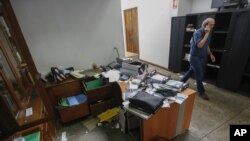 El director de Confidencial, Carlos Fernando Chamorro, hijo de la ex presidenta Violeta Barrios de Chamorro, camina por sus oficinas saqueadas mientras habla por su teléfono celular en Managua, Nicaragua. (AP Photo/Alfredo Zuniga)