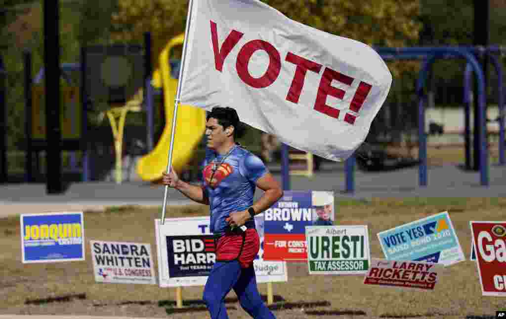 یک رای دهنده در شهر سن انتونیو ایالت تکزاس با لباس سوپرمن &nbsp;