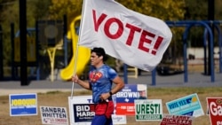 Un homme avec un drapeau "VOTE" au Texas, le 3 novembre 2020.