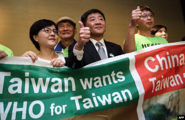 资料照：时任台湾卫生福利部部长陈时中（中）率团到日内瓦在世界卫生大会的场外发声。（2018年5月21日）