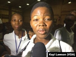 Suzanne Adjo Amah-Toutoui lors de la Première édition du concours national des clubs d'anglais du Togo, le 7 avril à Lomé, Togo, le 7 avril 2017. (VOA/Kayi Lawson)