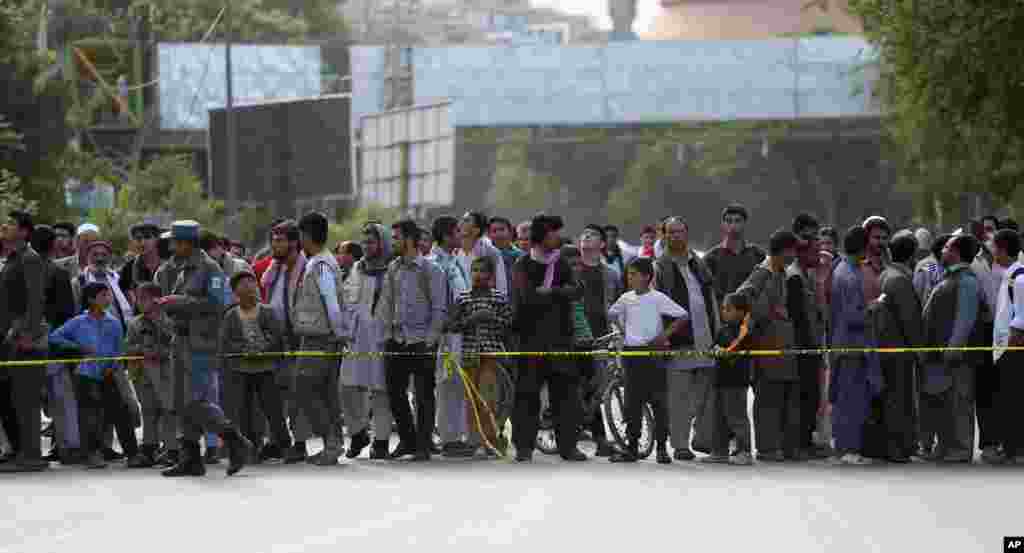 Afghans gather after a suicide car bombing attack in Kabul, May 19, 2015.&nbsp;