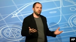 WhatsApp共同創辦人庫姆在西班牙巴塞羅那舉行的國際移動互聯網大會上講話。(2014年2月24日)