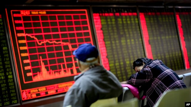 La caída de los mercados accionarios chinos el lunes, 4 de enero de 2016, fue atribuida a pobres datos económicos sobre las manufacturas chinas.