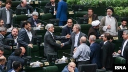 عارف پس از پیروزی لاریجانی در انتخاب رئیس موقت با او دست داد.