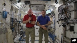 NASA astronavti Skot Kelli va rossiyalik kosmonavt Mixayl Kornienko xalqaro fazo markazida, 29-aprel, 2015-yil.