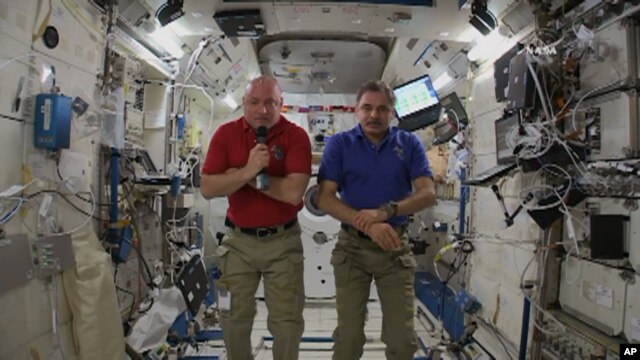 El astronauta de la NASA Soctt Kelly (izquierda) y el cosmonauta ruso Mikhail Kornienko permanecerán un año a bordo de la Estación Espacial Internacional.