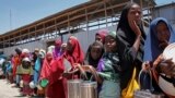 FILE - Watoto waliokimbia ukame katika eneo la kusini mwa Somalia wakiwa wanasubiri msaada wa chakula katika kituo cha kugawa chakula katika kambi moja Mogadishu, Somalia. 