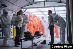 Amy Adams and Jeremy Renner in a scene from "Arrival" (Photo courtesy Paramount Pictures)
