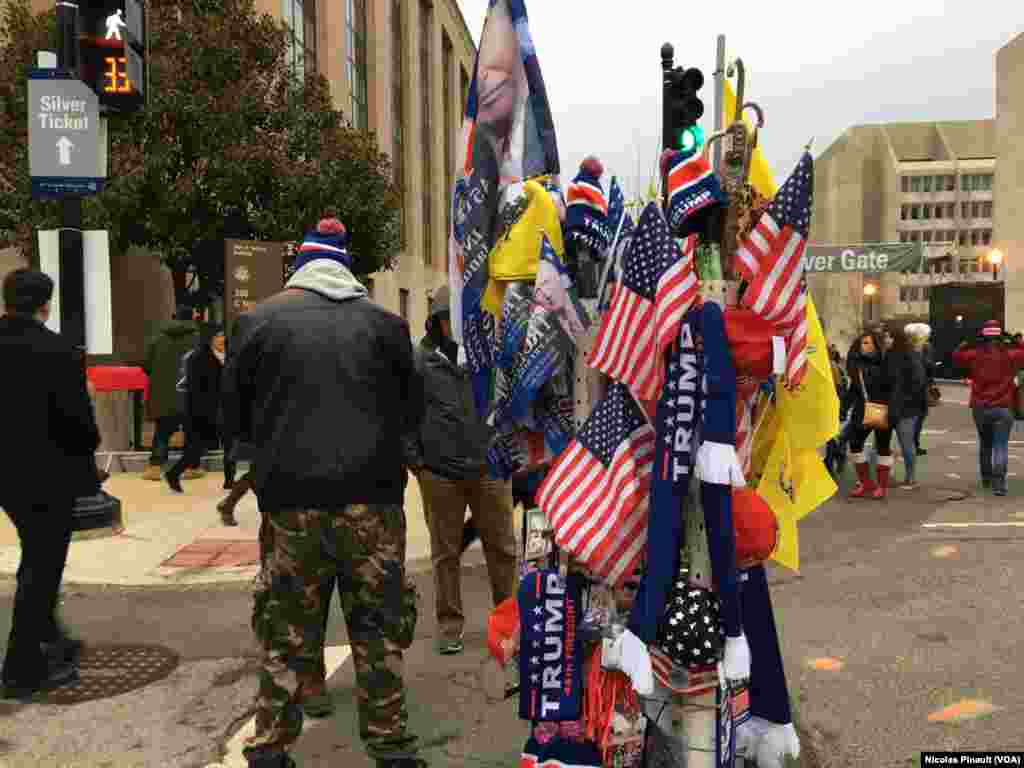 Les marchants de souvenirs ont envahi les rues pour l'investiture de Donald Trump, à Capitol Hill, Washington DC, le 20 janvier 2017. (VOA/Nicolas Pinault)