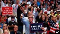 Des partisans de Donald Trump tancent les journalistes dans un de ses meetings, Cincinnati, Ohio, le 13 octobre 2016. (AP Photo/ Evan Vucci)