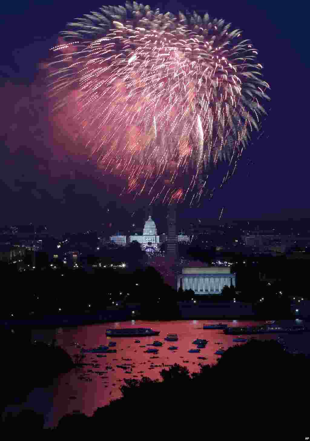 Kembang api menyinari langit di atas Gedung Capitol, Monumen Washington dan Lincoln Memorial dalam perayaan 4 Juli di Washington.&nbsp;