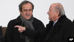 Michel Platini (gauche) et Joseph Blatter