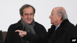 Le président démissionnaire suspendu de la Fifa, Sepp Blatter, à droite, et le président suspendu de l'UEFA Michel Platini.