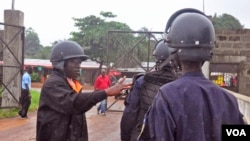 Cảnh sát Liberia được triển khai để giữ an ninh tại một trung tâm điều trị Ebola, ở Monrovia, 18/8/14