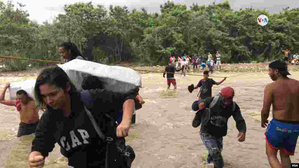 Muchos venezolanos cruzan la frontera hacia Colombia para hacer compras de enseres básicos, ir a clases o trabajar.