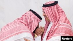 Putra Mahkota Muhammad yang baru ditunjuk Mohammed bin Salman (L) mencium tangan Pangeran Mohammed bin Nayef di Mekkah, Arab Saudi, 21 Juni 2017.