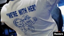 Un militant d'Hillary Clinton porte un tee-shirt "Nous sommes avec elle" lors de la préparation pour la convention démocrate à Philadelphie, Pennsylvanie, le 24 juillet 2016.