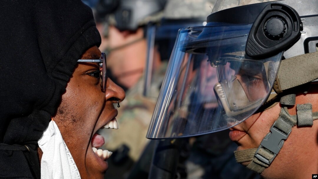 Para pengunjuk rasa berhadapan dengan tentara Garda Nasional di East Lake Street, St. Paul, Minnesota, dalam demonstrasi memprotes kematian George Floyd, 29 Mei 2020.