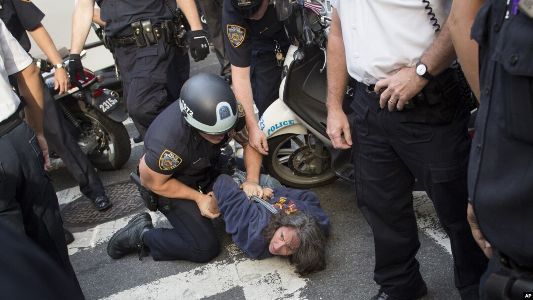 Seorang demonstran ditahan dalam demonstrasi memperingati setahun gerakan Occupy Wall Street. (AP)