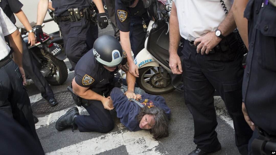 Njujorška policija hapsi učesnicu protesta povodom prve godišnjice pokreta "Okupiraj Volstrit"