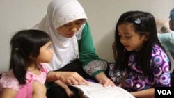 Anak-anak belajar membaca huruf Hijayah di TPA masjid Al-Falah Philadelphia.