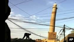 En esta foto de archivo del 4 de febrero de 2003, se observa el alminar al-Hadba en la mezquita al-Nuri, en Mosul, Irak.