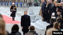 El presidente francés Emmanuel Macron presenta sus respetos a los soldados que murieron en la Primera Guerra Mundial.