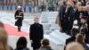 Presiden Perancis Emmanuel Macron memberikan penghormatan kepada pahlawan yang gugur di PD I, di Arc de Triomphe, Paris, (11/11)