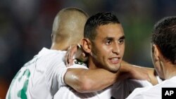 L'Algérien Ghoulam Faouzi, au centre, célébrant un but avec ses coéquipiers lors du match contre l'Afrique du Sud à la CAN 2015, Guinée Equatoriale le 19 janvier 2015 (AP Photo/Themba Hadebe)