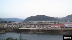 شهر هیسان در کره شمالی در مجاورت مرز چین. ۱۸ سپتامبر ۲۰۱۳