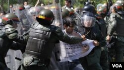 Los soldados arrestan a un estudiante frente a la Universidad Central de Venezuela.