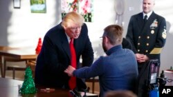 川普總統在沃爾特·里德國家軍醫中心訪問受傷軍人和他們的家屬。 