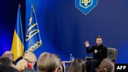 El presidente ucraniano, Volodymyr Zelensky, habla durante una conferencia de prensa en el foro "Ucrania. Año 2025" en Kiev, el 23 de febrero de 2025. 