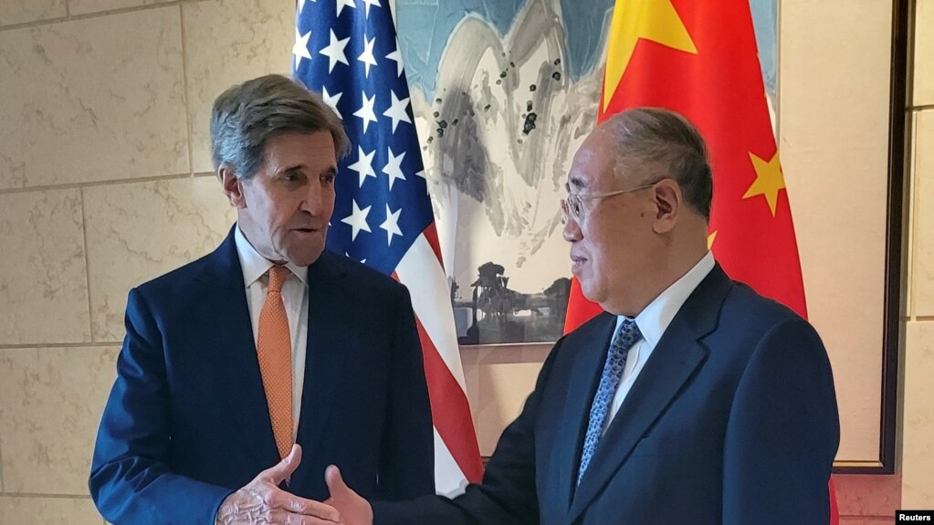 美国气候问题特使约翰·克里（John Kerry）与中国气候变化事务特使解振华2023年7月17日于北京饭店举行会谈。（路透社）(photo:VOA)