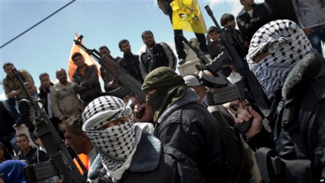 Anggota Brigade Martir Al-Aqsa menghadiri pemakaman Maysara Abu Hamdiyeh di Hebron, Tepi Barat (4/4). Dewan Shura Mujahiddin mengatakan mereka telah melancarkan beberapa tembakan roket ke Israel selatan sejak Selasa lalu.