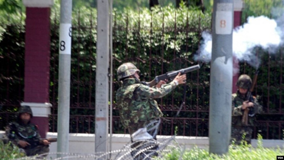 Perunding pemerintah Korbsak Sabhavasu berjanji tentara tidak akan menembak jika para demonstran kembali ke perkemahan mereka di Bangkok.