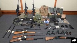 Foto yang disediakan oleh Pengadilan Distrik di Maryland menunjukkan koleksi senjata api dan amunisi yang dipamerkan sebelum diajukan ke depan pengadilan dalam kaus Christopher Paul Hasson (foto: Pengadilan Distrik AS via AP)