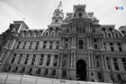 El City Hall o Ayuntamiento de Filadelfia es un edificio histórico. Allí, funciona la sede del gobierno de la ciudad de Filadelfia. El martes 26 de mayo lucía desolado. Unos pocos pasaban protegidos con tapabocas.