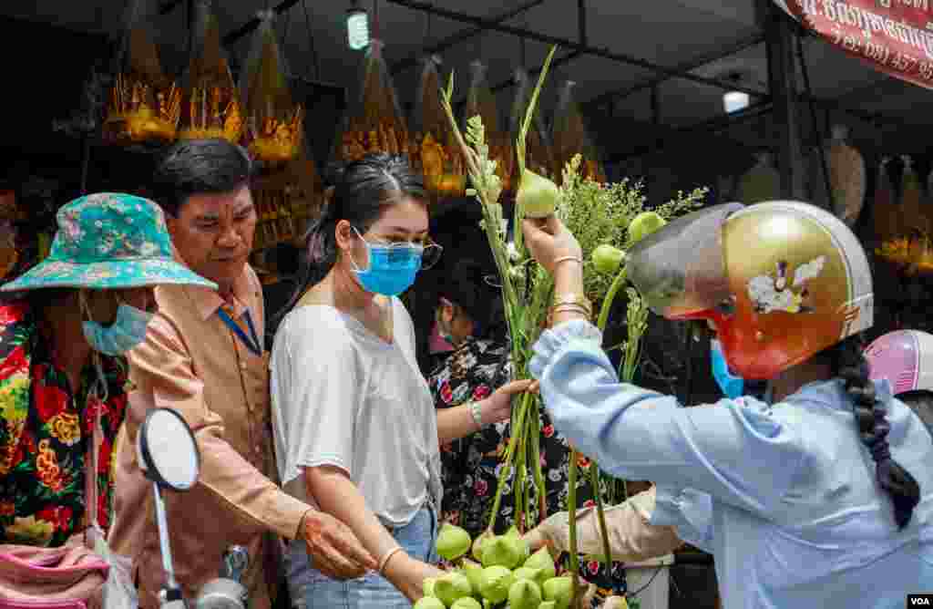 ទិដ្ឋភាព​ទូទៅ​នៃ​ការ​ត្រៀម​រៀបចំ​​​ពិធី​បុណ្យ​ចូលឆ្នាំ​ខ្មែរ​​របស់​ពលរដ្ឋ​កម្ពុជា​ រាជធានី​ភ្នំពេញ នៅថ្ងៃ​ទី​ ១៣ ខែ​មេសា​ ឆ្នាំ២០២០។ (ខាន់​ សុគុំ​មនោ​/VOA)