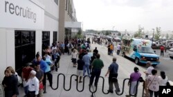 美國待僱人員在一個僱佣中心。