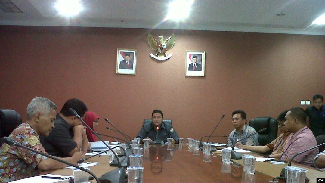Ketua Bawaslu Muhammad menerima perwakilan penggiat toleransi kebegaragaman di Gedung Bawaslu, Jakarta, 13 Januari 2014 (VOA/Andylala)