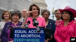 La présidente de la Chambre des représentants Nancy Pelosi (C) et les représentantes Lois Frankel (G) et Frederica Wilson lors d'une conférence de presse sur la loi Roe vs. Wade et les droits des femmes au Capitol, Washington, 23 mai 2019.