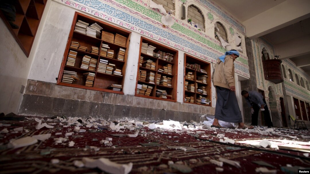 Suasana masjid di Sana'a, Yaman usai serangan bom bunuh diri hari Jumat (20/3).